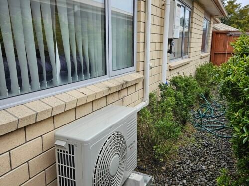 Hitachi airhome 400 heat pump installed in bedroom image